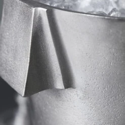 House Doctor Buck Wijnkoeler - Brushed Zilver Ø22cm 7 House Doctor Buck Wijnkoeler - Brushed Zilver Ø22cm -Bloomingville Verkoopwinkel house doctor buck wijnkoeler brushed zilver 22cm 2